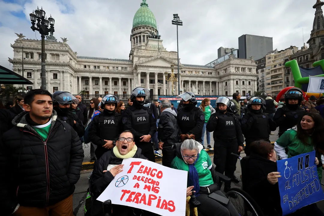“Es doloroso”: la lucha que libran las personas con discapacidad en Argentina por recortes fiscales