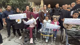 Fëmijët në Gaza demonstrojnë me rastin e Ditës Ndërkombëtare të Personave me Nevoja të Veçanta