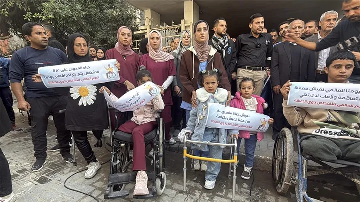 Fëmijët në Gaza demonstrojnë me rastin e Ditës Ndërkombëtare të Personave me Nevoja të Veçanta