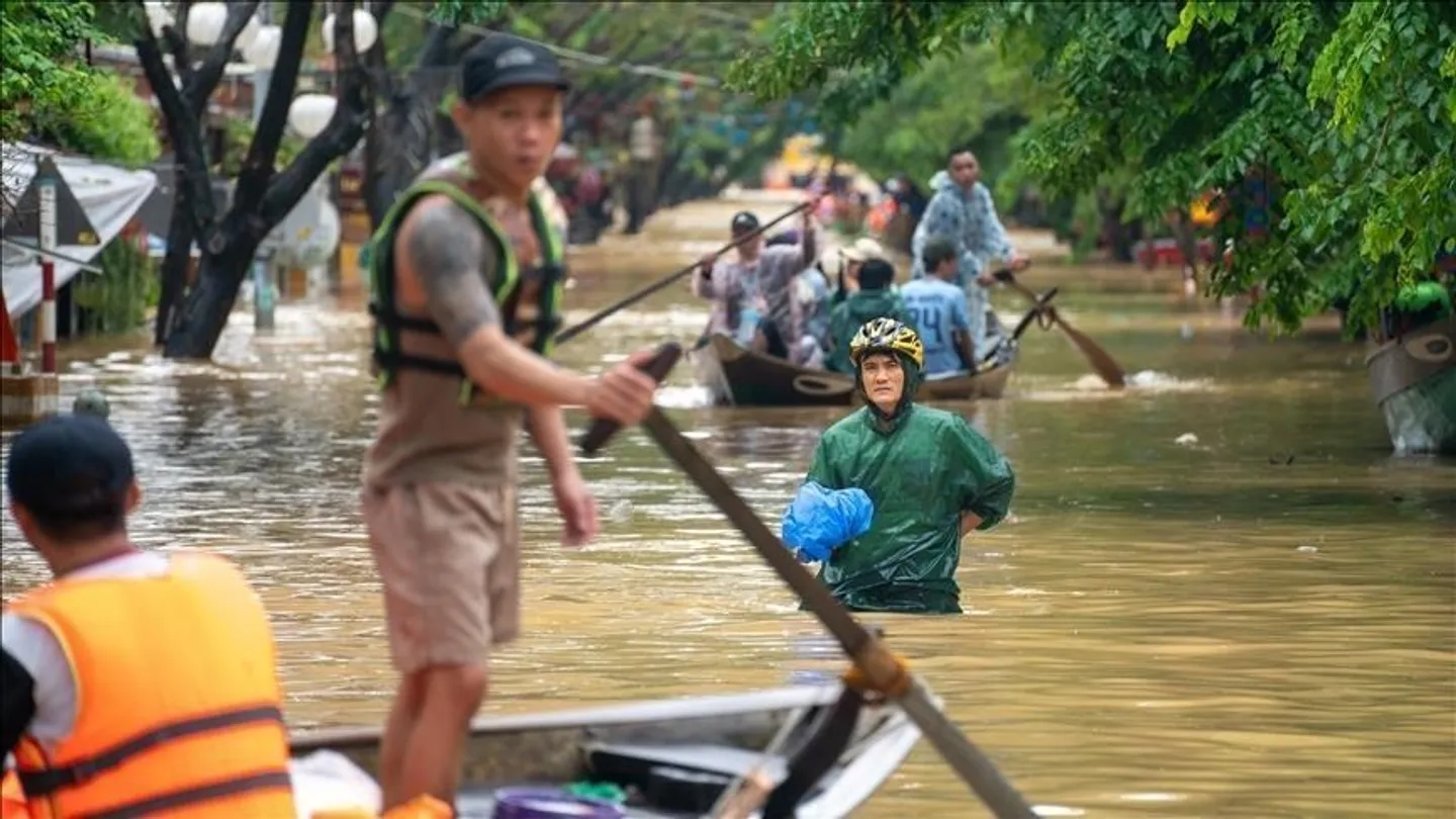 აზიაში დამანგრეველი წყალდიდობების შემდეგ დახმარებისა და სამაშველო ოპერაციები გრძელდება