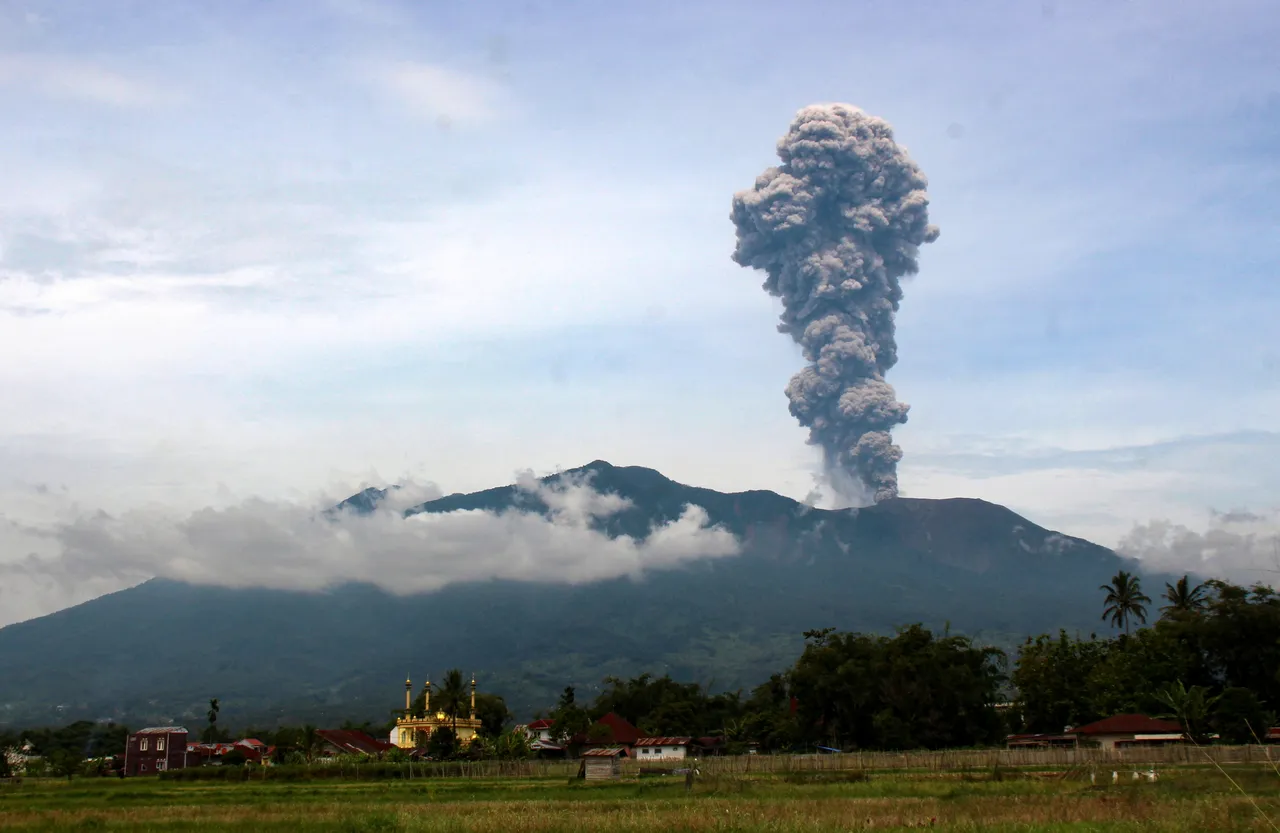 Gunung Marapi kembali erupsi, abu vulkanik menyelimuti wilayah Agam