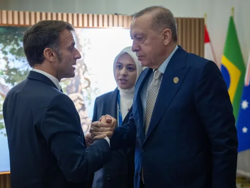 Erdogan e Macron conversam por telefone sobre as crises regionais e as relações Türkiye-França
