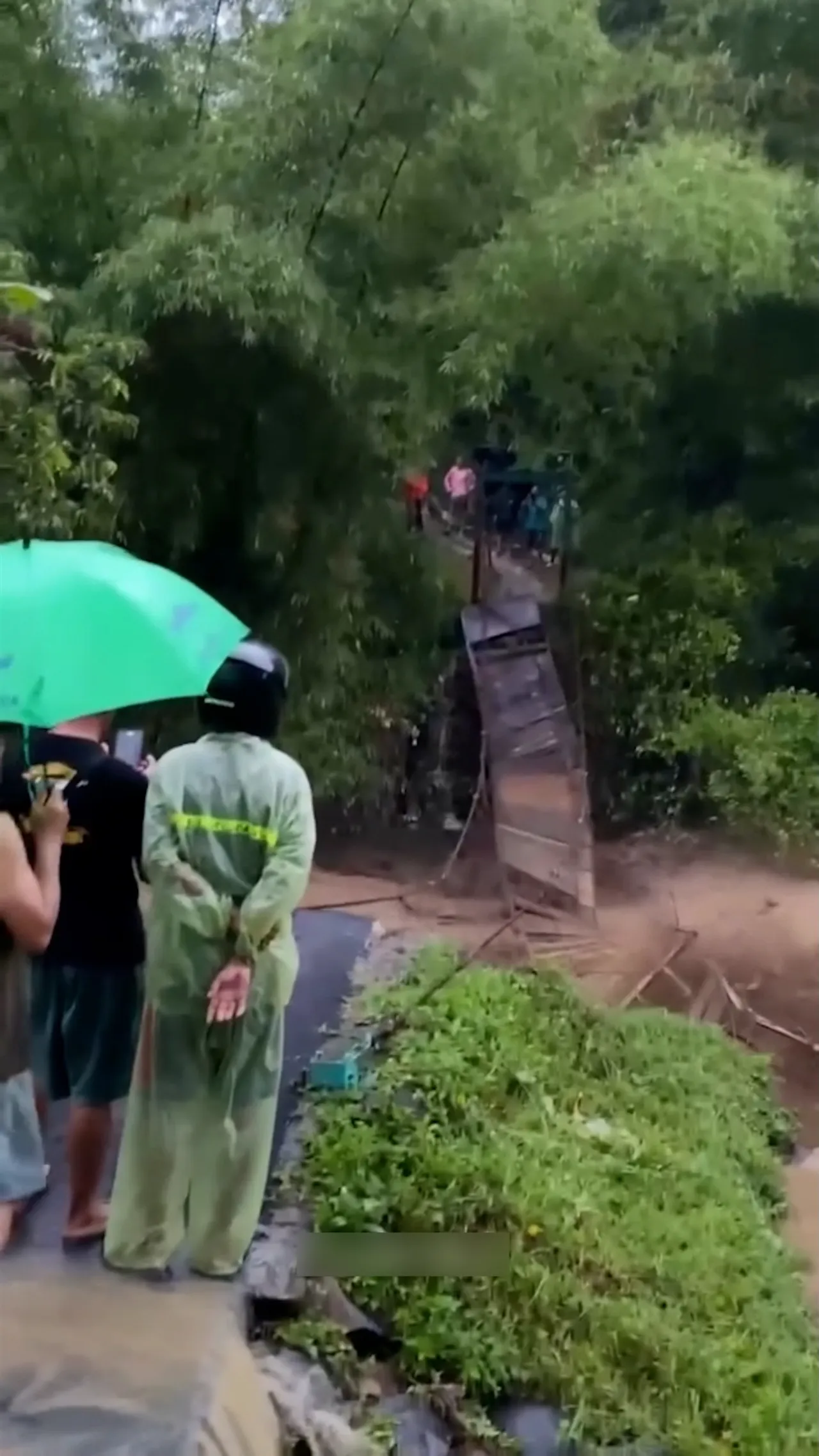Banjir dan longsor di Sukabumi, Kampung Karikil terisolasi