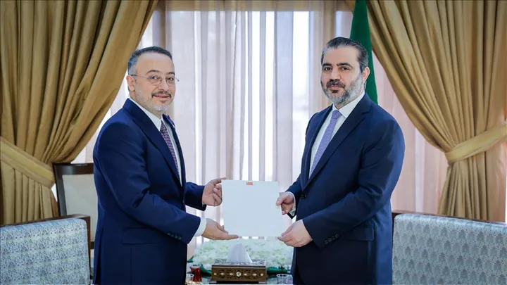 السفير التركي في دمشق يقدم نسخة من أوراق اعتماده إلى الشيباني