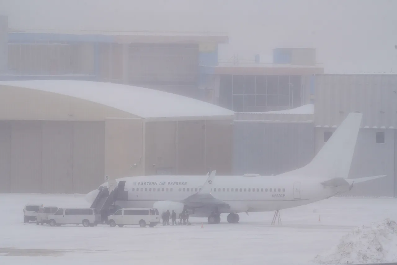 عاصفة ثلجية تضرب الولايات المتحدة وتتسبب بإلغاء نحو 10 آلاف رحلة جوية