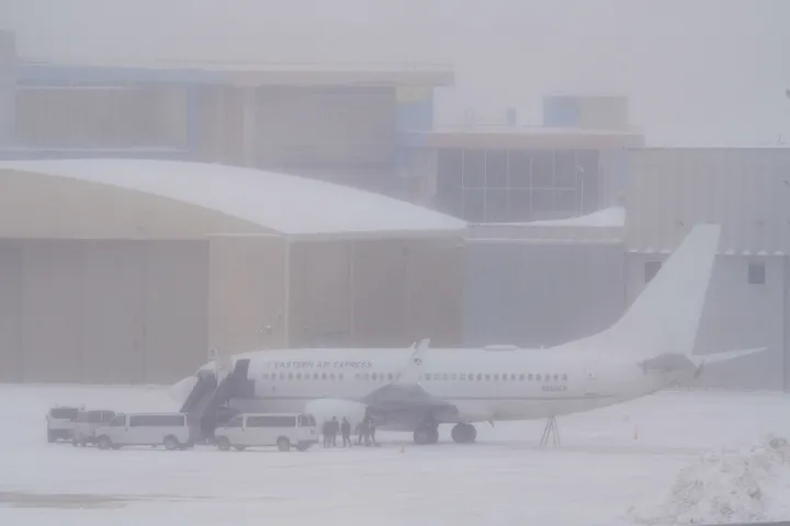 عاصفة ثلجية تضرب الولايات المتحدة وتتسبب بإلغاء نحو 10 آلاف رحلة جوية