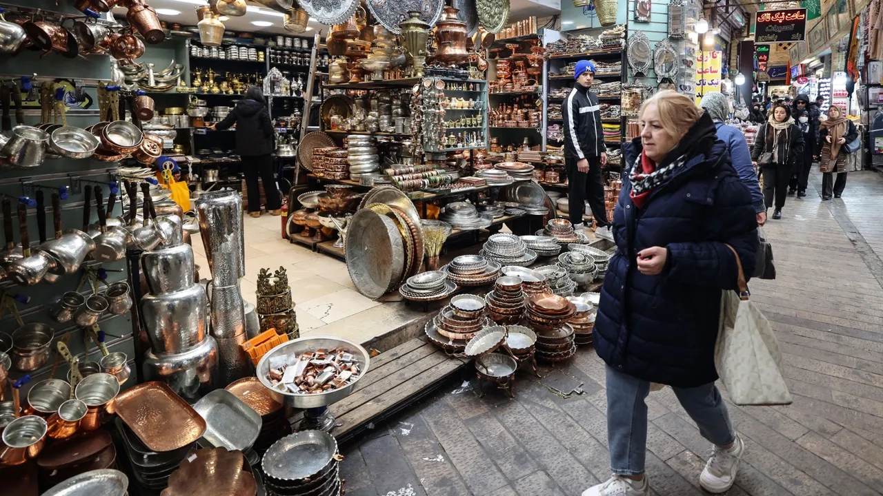 کسبه و بازاریان پایتخت ایران در واکنش به سقوط ارزش ریال دست به اعتراض زدند