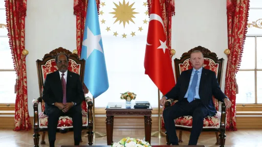 الرئيس أردوغان يستقبل نظيره الصومالي في إسطنبول ويعقدان اجتماعاً موسعاً