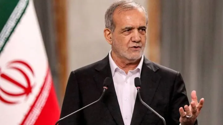 بزشكيان يرد على تهديدات ترمب.. وطهران تصنف القوات البحرية الكندية "تنظيماً إرهابياً"