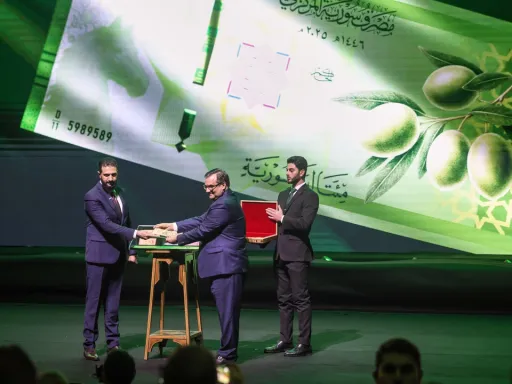 Síria lança nova moeda: rostos da família Assad retirados das notas bancárias