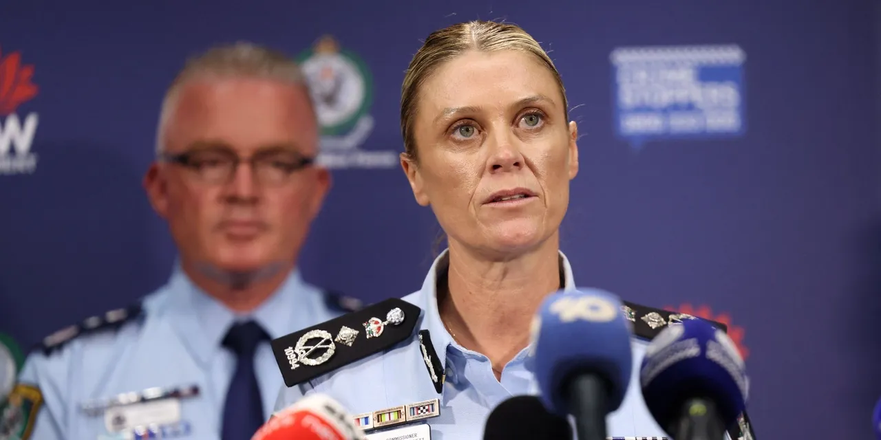 Polícia australiana diz que atacantes de Bondi agiram 'sozinhos' descartando rede mais ampla