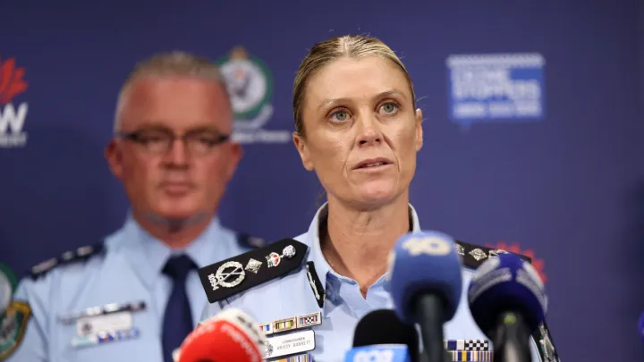 Polícia australiana diz que atacantes de Bondi agiram 'sozinhos' descartando rede mais ampla