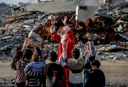 Dalam gambar: Relawan berkostum Santa Claus bawa keceriaan untuk anak-anak Palestina di Gaza
