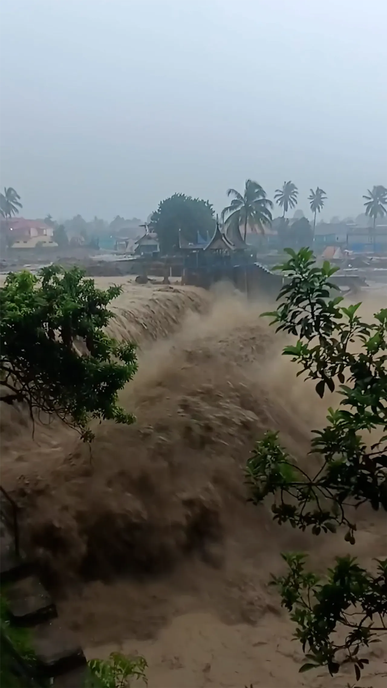 Debit sungai meningkat akibat hujan deras di Jembatan Gunung Nago
