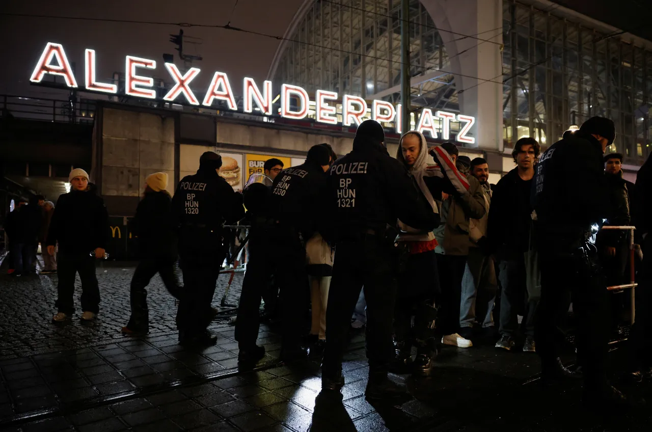 آلمان کې د نوي کال د لمانځنې پر مهال دوه تنه مړه او په لسګونو تنه نور ټپیان شوي