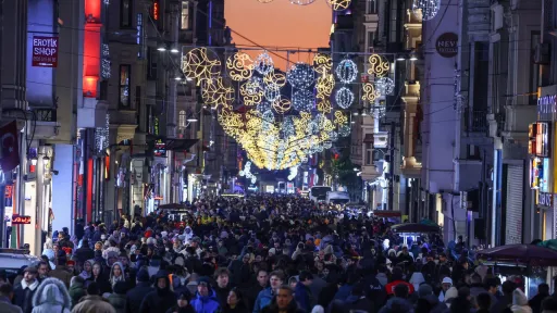 شوارع مزيَّنة وأضواء جذابة.. إقبال كبير على ميادين إسطنبول قبيل حلول العام الجديد 2026