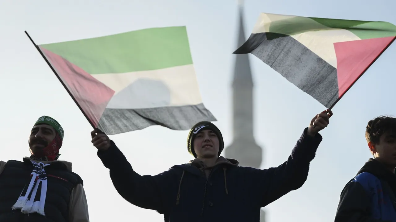 'A Palestina jamais será esquecida' — Manifestação por Gaza em Istambul no dia 1 de janeiro
