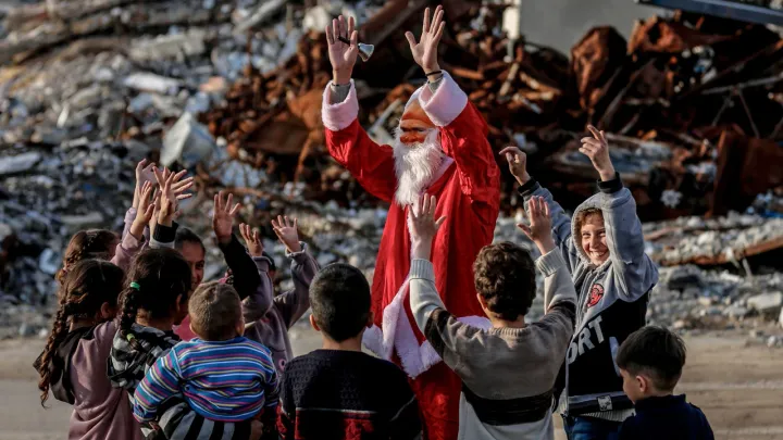En images: des bénévoles déguisés en Père Noël apportent un peu de joie aux enfants de Gaza