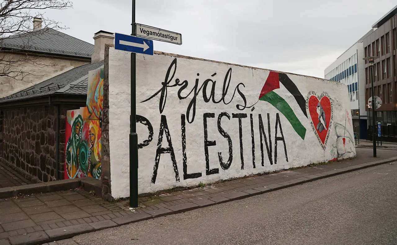 Grafiti “Palestina e Lirë” shfaqet në murin e ish-burgut të Islandës