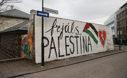 Grafiti “Palestina e Lirë” shfaqet në murin e ish-burgut të Islandës