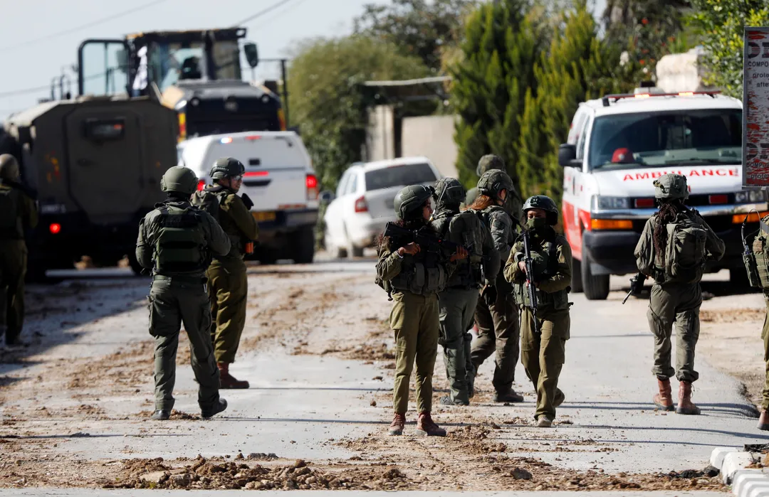 Illegal Israeli settlers attack activists as Israeli army expands raids in occupied West Bank