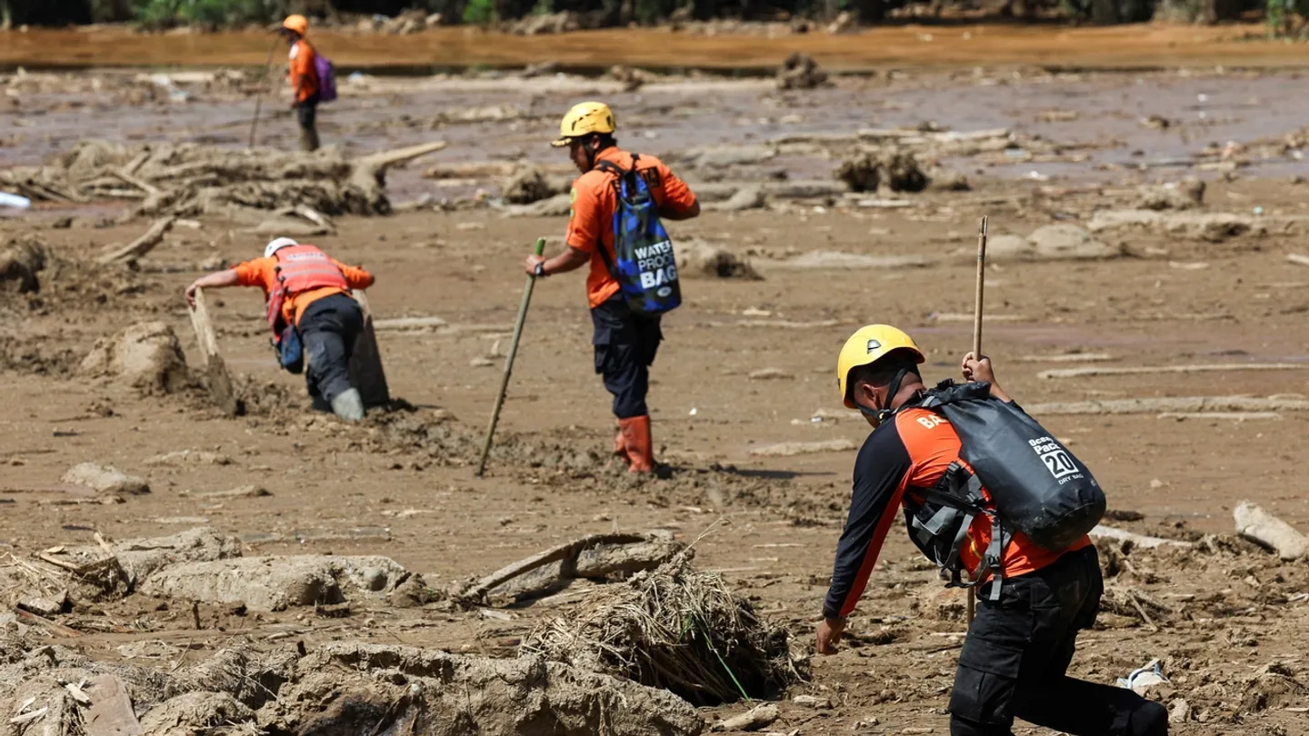 Operações de alívio e resgate continuam após cheias devastadoras na Ásia