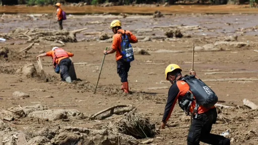 Operações de alívio e resgate continuam após cheias devastadoras na Ásia