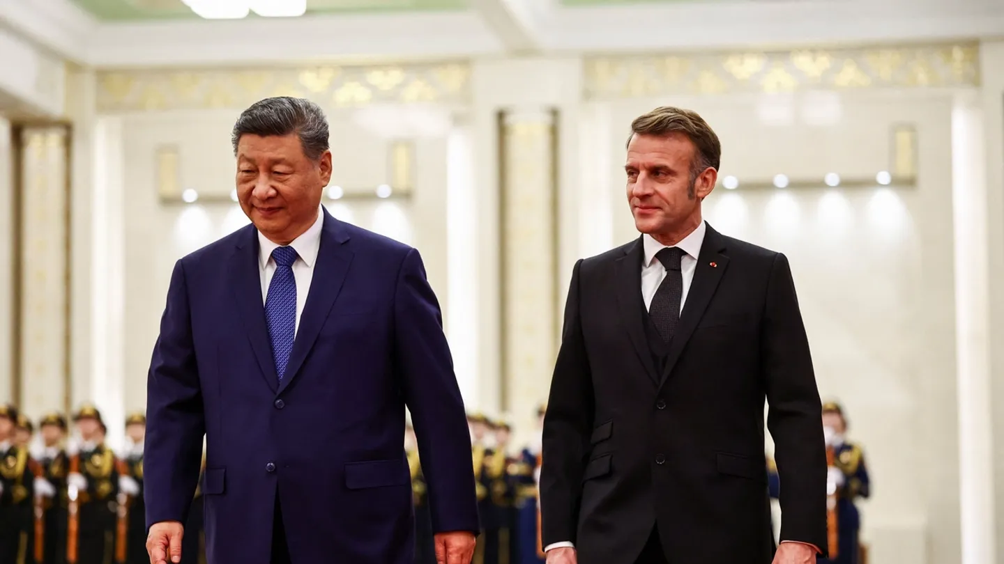 Makron Qıtay belän Fransiyäneñ ayırmalarnı ciñüe kiräklegen äytte