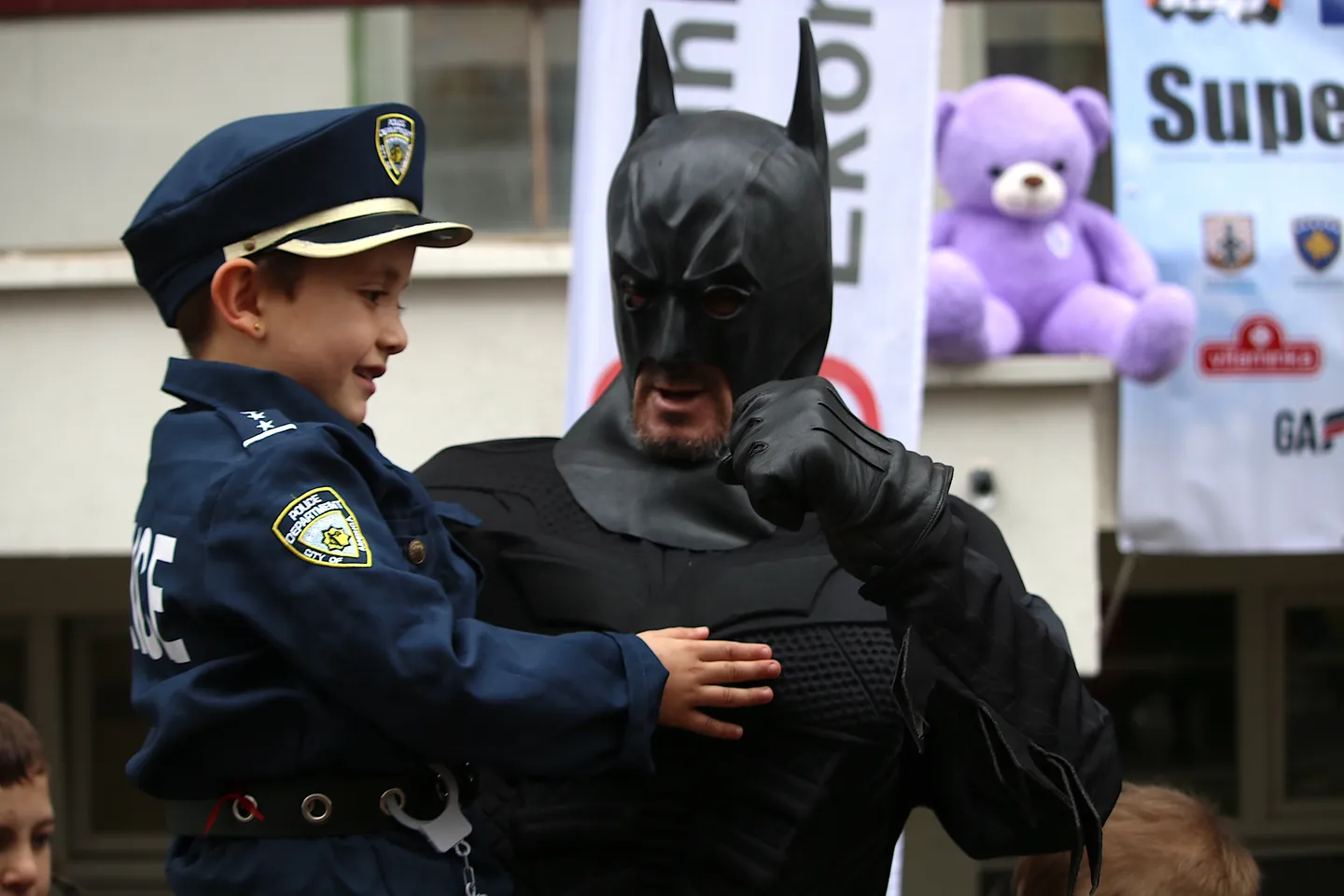 Prishtinë, "superheronjtë" gëzojnë me dhurata fëmijët e shtrirë në spital