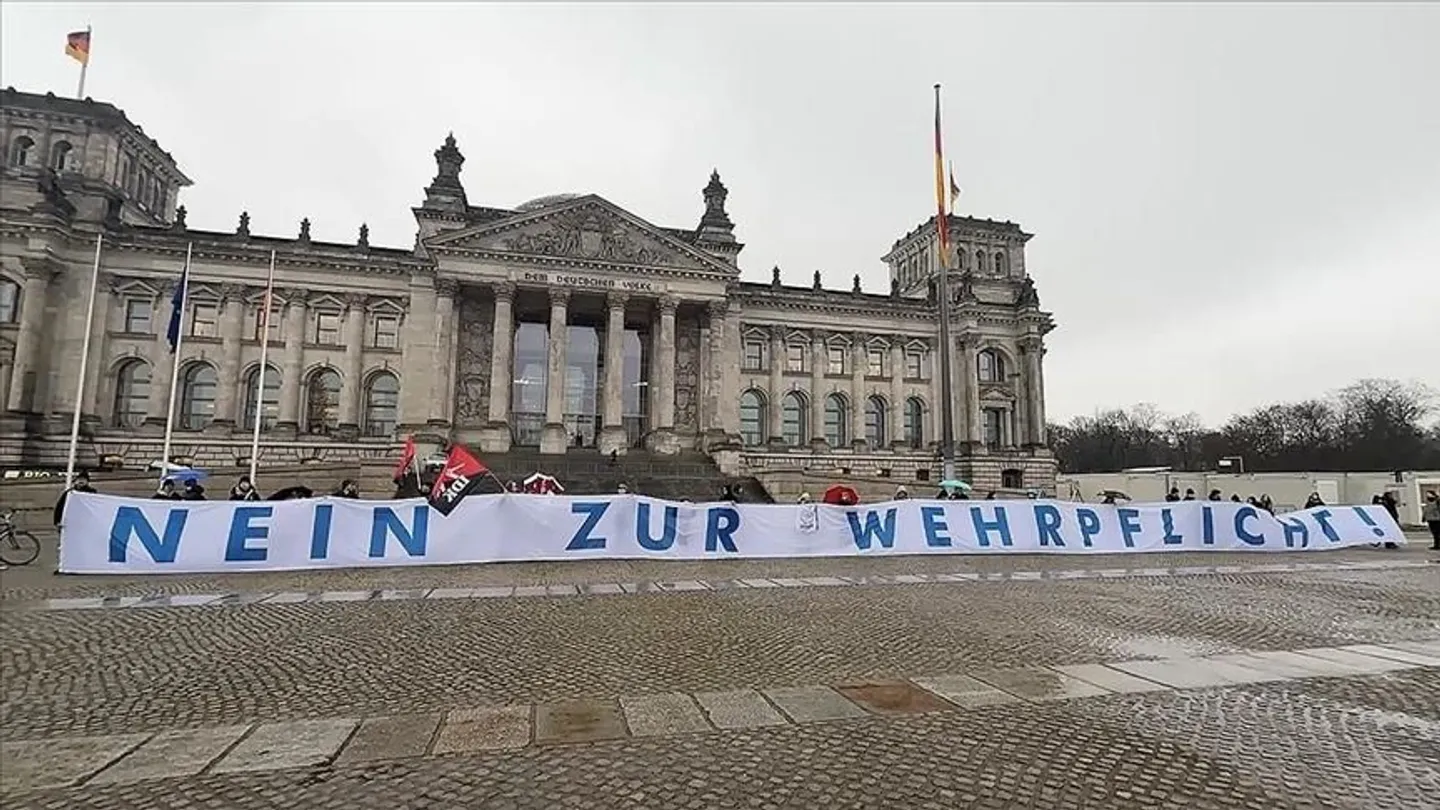 Mbahen protesta para parlamentit gjerman kundër projektligjit për shërbimin ushtarak