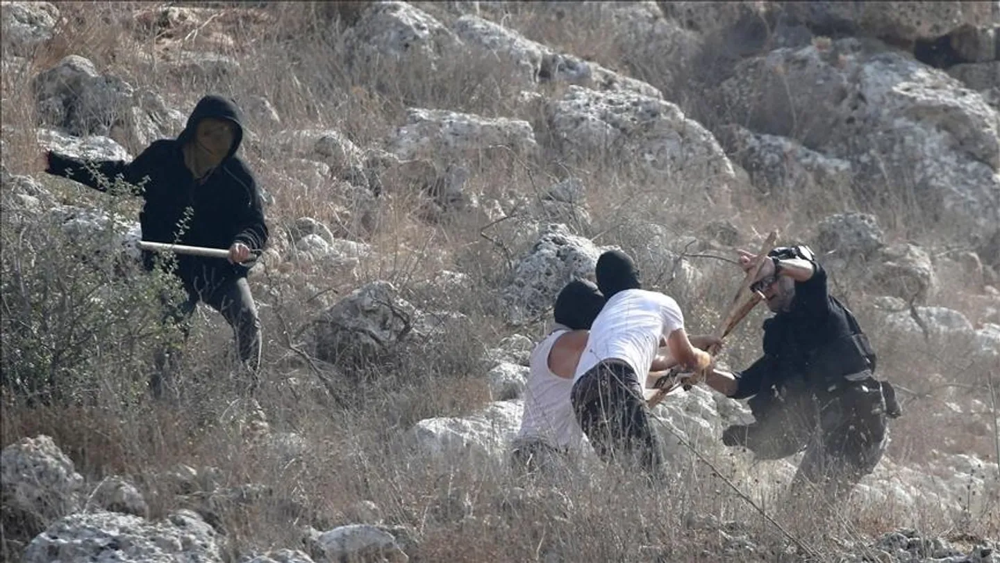 Palestinac opisao kako su ga ilegalni izraelski doseljenici tukli, vukli i ostavili onesviještenog