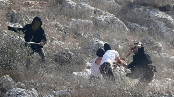 Palestinac opisao kako su ga ilegalni izraelski doseljenici tukli, vukli i ostavili onesviještenog