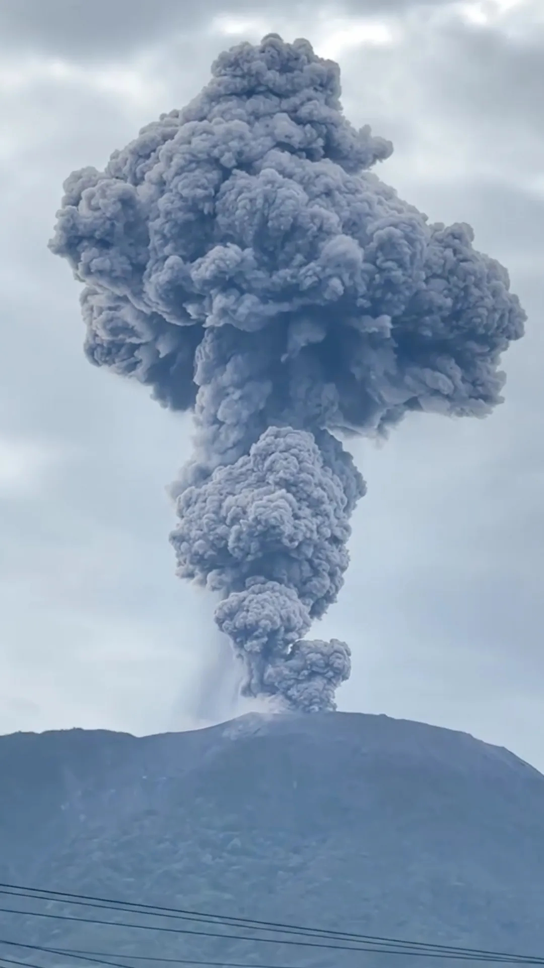 Gunung Marapi erupsi, abu vulkanik menyelimuti wilayah Agam
