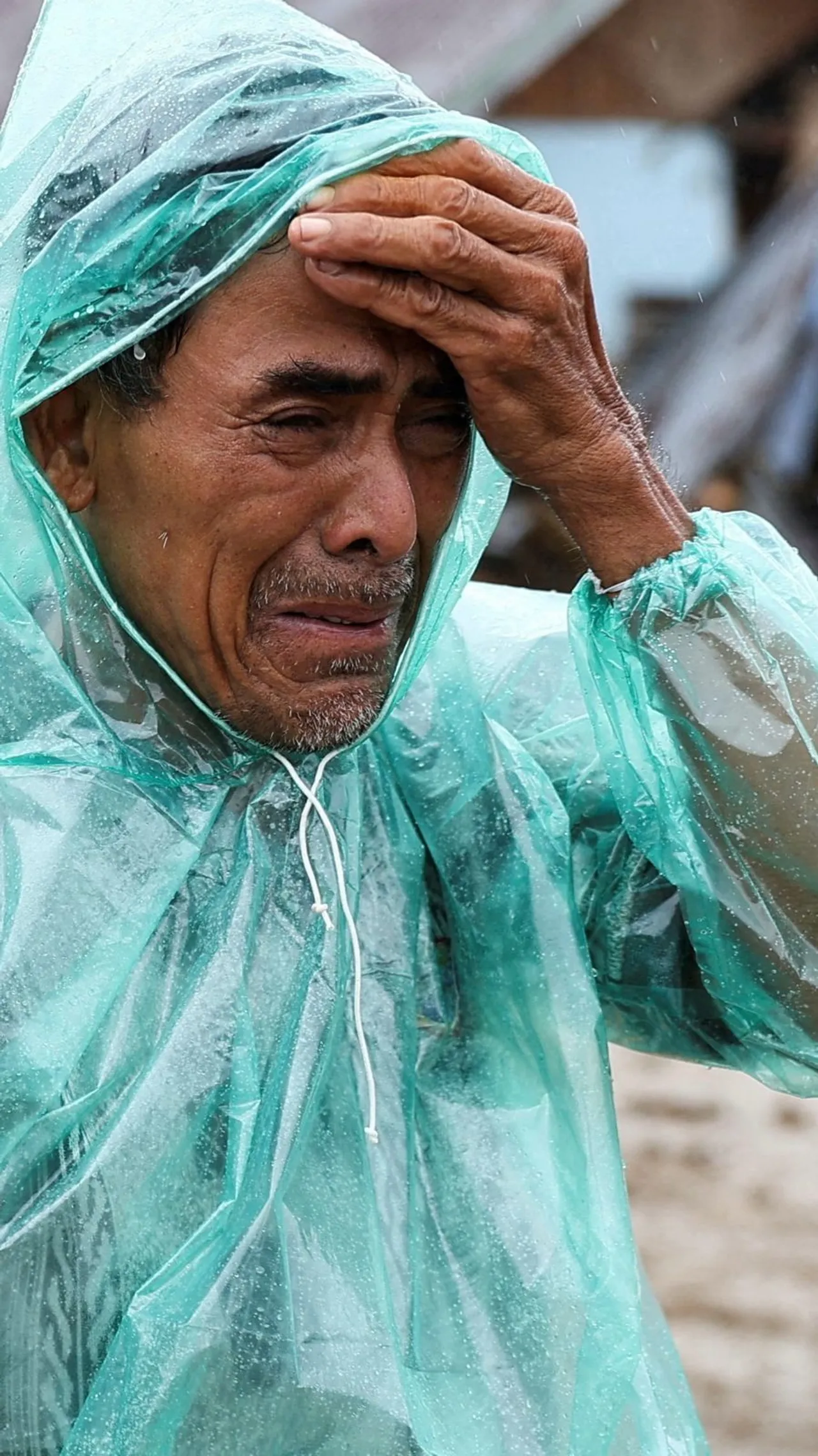 Abdul Ghani menyusuri Palembayan mencari istrinya yang hilang akibat banjir