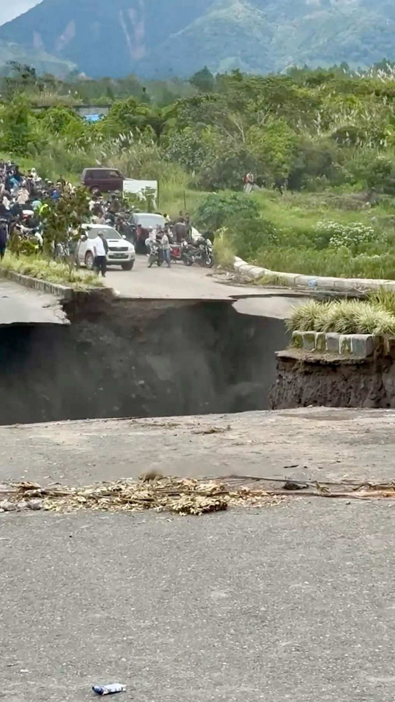 Detik-detik jalan pacuan kuda amblas tergerus banjir