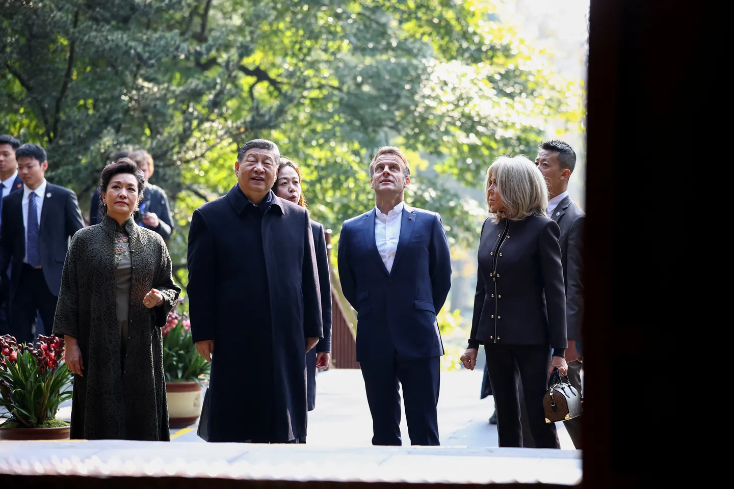 Xi, Macron hold informal talks in China's Sichuan, vow deeper climate cooperation