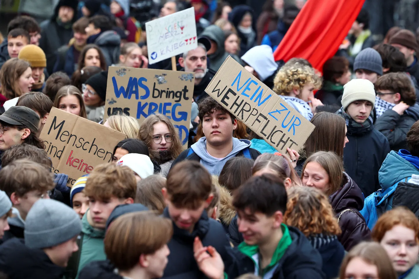 Bundestag beschließt Pläne für neuen Wehrdienst – Schüler streiken