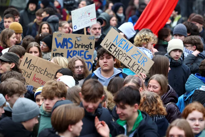 Bundestag beschließt Pläne für neuen Wehrdienst – Schüler streiken
