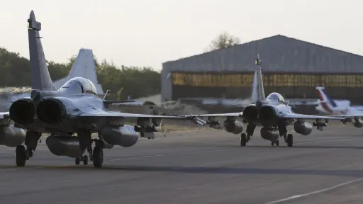 Огонь по дронам над французской базой