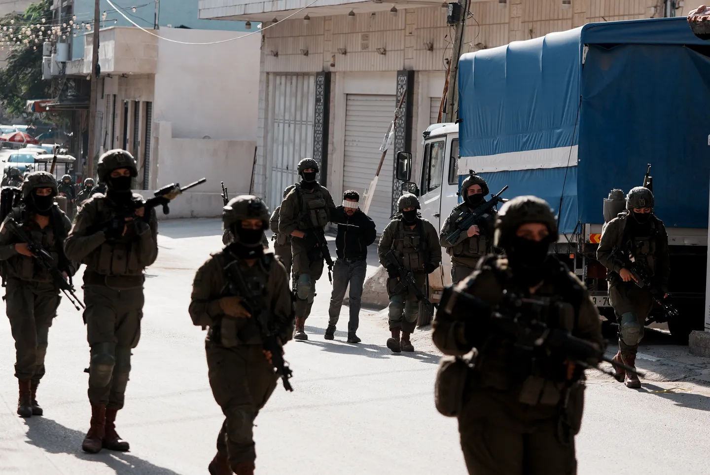 اعتقالات واقتحامات وإصابة رضيع بالاختناق في الضفة.. والأمم المتحدة تحذر من تصاعد اعتداءات المستوطنين