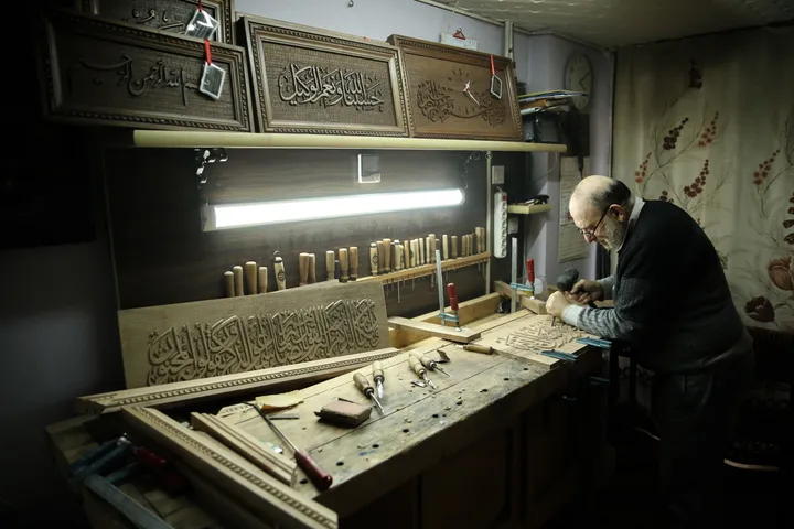 Gjyshi vazhdon profesionin e gdhendjes në dru që të mos zhduket tradita familjare