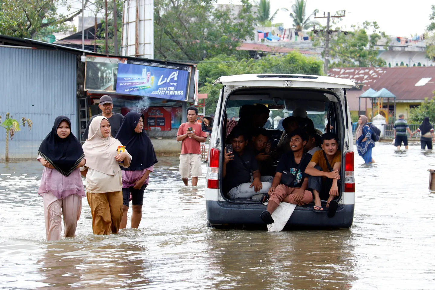 Indonezianët përpiqen t’i rikthehen jetës normale pas përmbytjeve katastrofike
