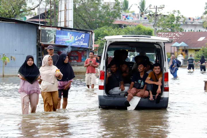 Indonezianët përpiqen t’i rikthehen jetës normale pas përmbytjeve katastrofike