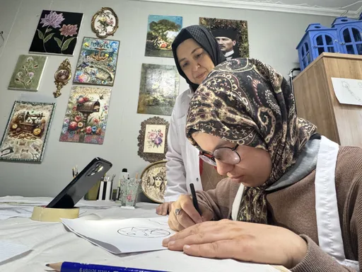 Vajza me shikim të kufizuar në Gaziantep vazhdon jetën duke pikturuar