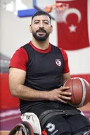 Pasi humbi këmbën nga një minë tokësore, sportisti rikthehet në jetë përmes basketbollit