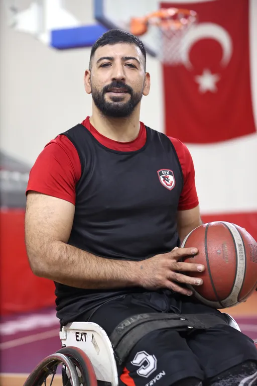Pasi humbi këmbën nga një minë tokësore, sportisti rikthehet në jetë përmes basketbollit