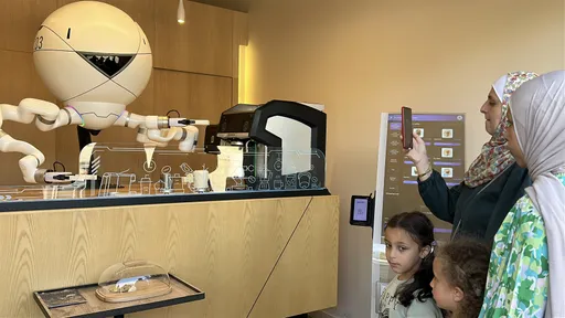 "Robot Cafe" u ofron vizitorëve një përvojë të jashtëzakonshme me shërbim të automatizuar