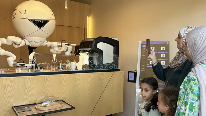"Robot Cafe" u ofron vizitorëve një përvojë të jashtëzakonshme me shërbim të automatizuar