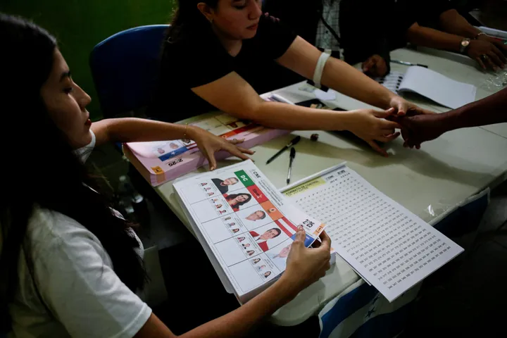 Honduras retoma conteo de elecciones presidenciales, mientras EE.UU. desestima irregularidades