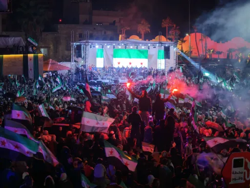 Síria celebra o primeiro aniversário da queda do regime de Assad